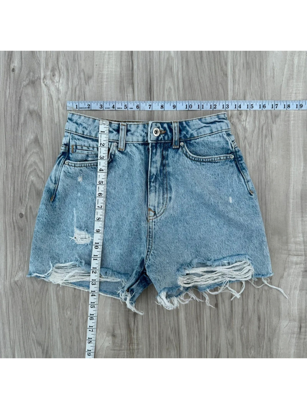 Zara high-rise distressed denim shorts - Picture 3 of 6